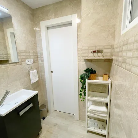 Swimming Pool, Great Location, Family Friendly, Free Parking Apartment *