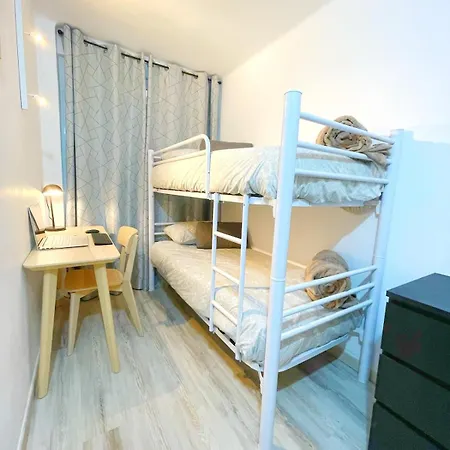 Swimming Pool, Great Location, Family Friendly, Free Parking Apartment *